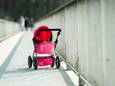 Otro&scaron;ki voziček. Simbolična.