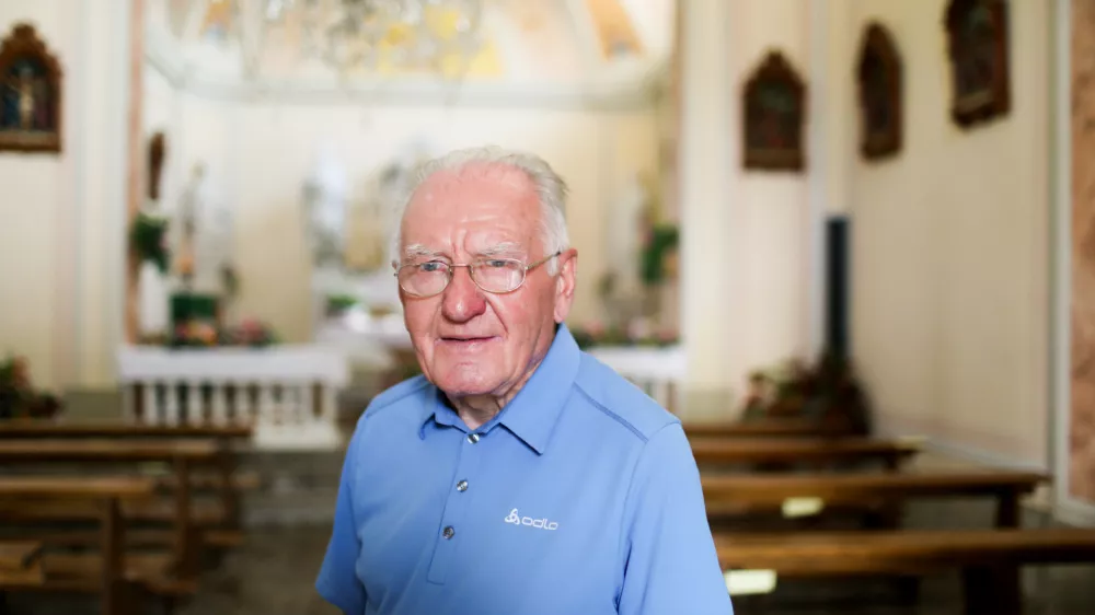 11.09.2020. Matajur (Montemaggiore), Župnik Božo Zuanella, edini slovenski duhovnik v Benečiji, ki &scaron;e ma&scaron;uje v slovenskem narečju,- 11.09.2020- Slovenska Benečija po poteh romana Kaplan Martin Čedrmac Franceta Bevka.  //FOTO: Bojan VelikonjaOPOMBA: REPORTAŽA ZA NEDELJSKI DNEVNIK 2020