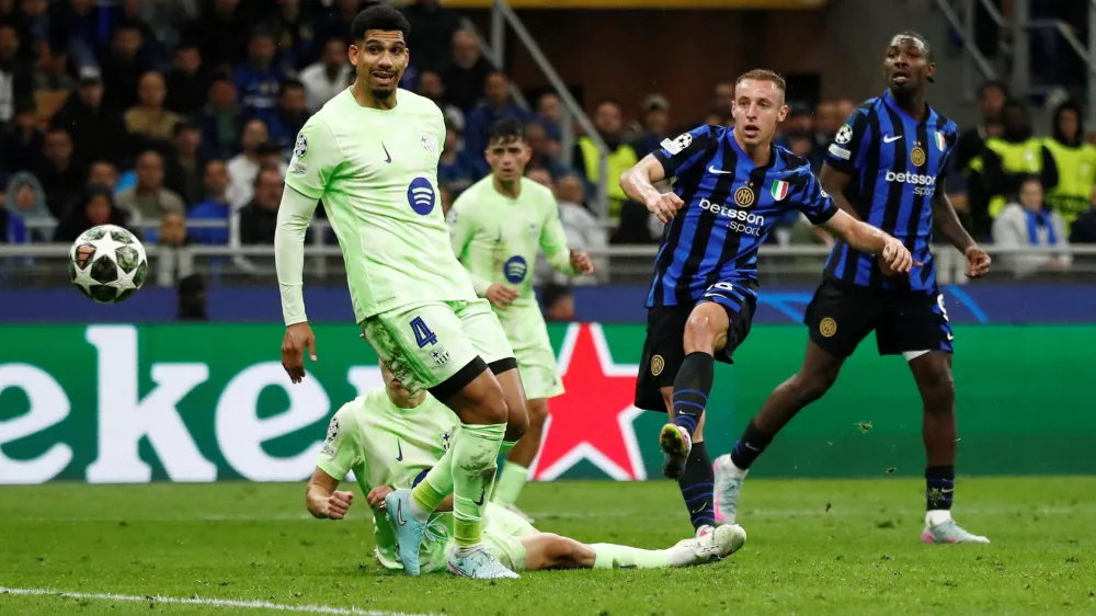 Soccer Football - Champions League - Semi Final - Second Leg - Inter Milan v FC Barcelona - San Siro, Milan, Italy - May 6, 2025 Inter Milan's Davide Frattesi scores their fourth goal REUTERS/Alessandro Garofalo   TPX IMAGES OF THE DAY