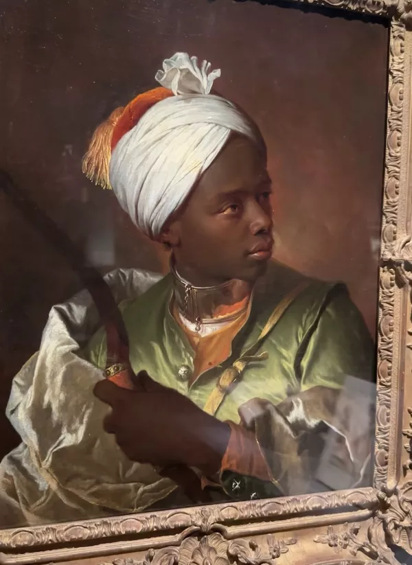 Razstavo "Superfine" je organiziral glavni kustos Andrew Bolton v sodelovanju z gostujočo kustosinjo Monico Miller, F IG/metcostumeinstitute