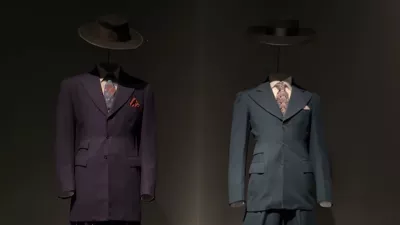 Razstavo "Superfine" je organiziral glavni kustos Andrew Bolton v sodelovanju z gostujočo kustosinjo Monico Miller, F IG/metcostumeinstitute