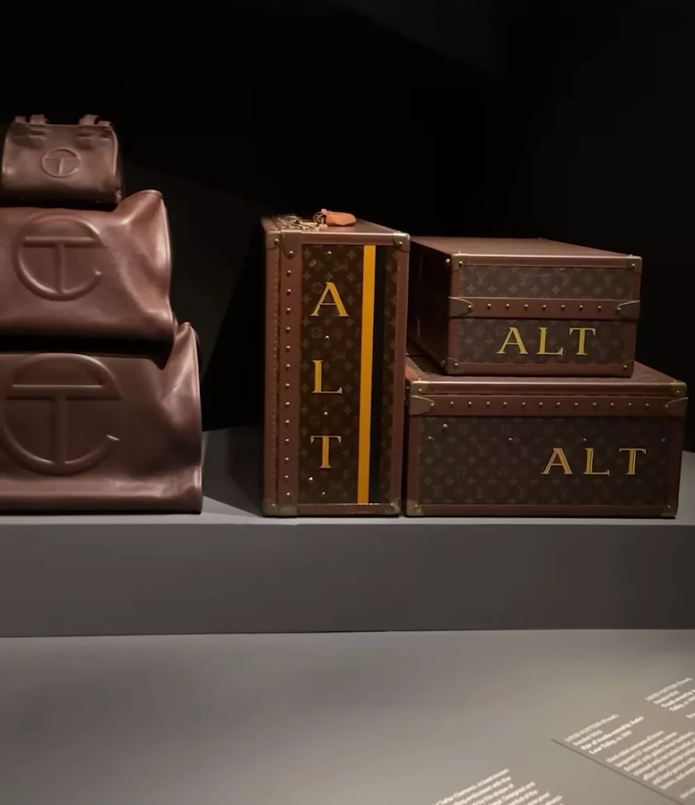 Razstavo "Superfine" je organiziral glavni kustos Andrew Bolton v sodelovanju z gostujočo kustosinjo Monico Miller, F IG/metcostumeinstitute