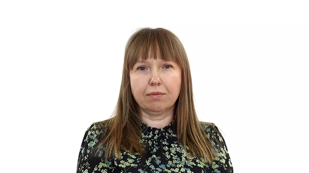 Nina KnavsZA ONLINE - Redakcija Dnevnik 2024 - portreti za komentarje in kolumne - kolumnisti - komentatorji &ndash; novinarji - portret //FOTO: Luka Cjuha