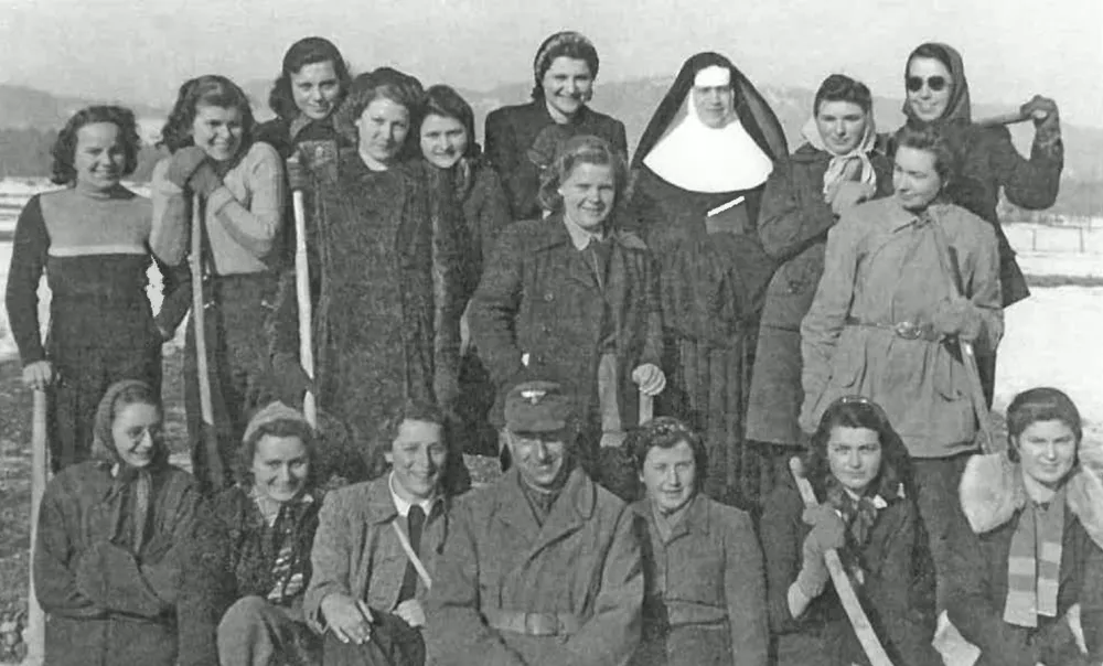 Skupina deklet v okolici Ljubljane. / Foto: Mestni Muzej Ljubljana