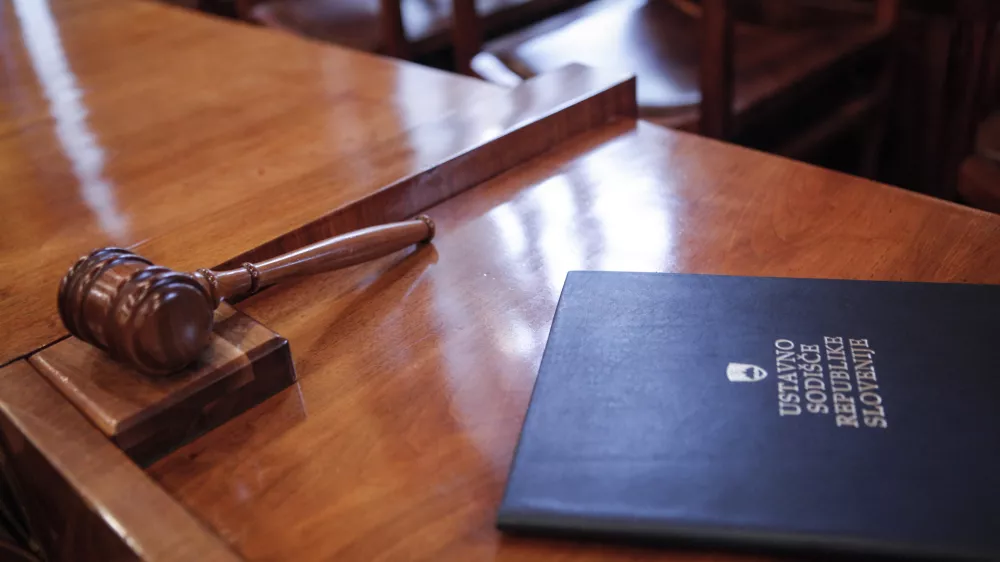 simbolična fotografija - - sodi&scaron;če - pravosodje - pravo - pravičnost - pravica - pravni sistem - tožilstvo - sodna oblast - sodi&scaron;ča - sodno kladivo - 18.12.2014 - Ustavno sodi&scaron;če RS - slovesnost ob dnevu ustavnosti  //FOTO: Luka Cjuha.