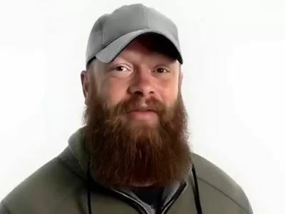 Z umetno inteligenco ustvarjeni Chris Pelkey je spregovoril na sojenju, na katerem mo&scaron;kemu sodijo za njegovo smrt. 