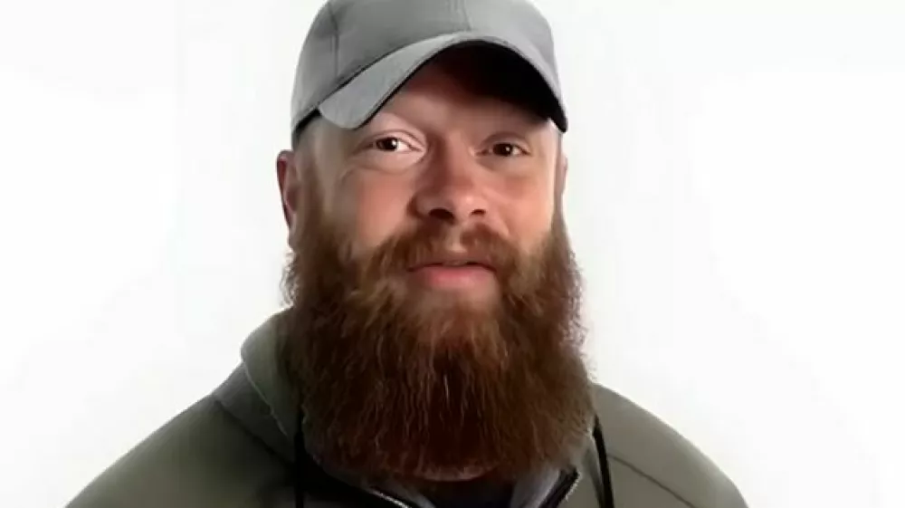 Z umetno inteligenco ustvarjeni Chris Pelkey je spregovoril na sojenju, na katerem mo&scaron;kemu sodijo za njegovo smrt. 