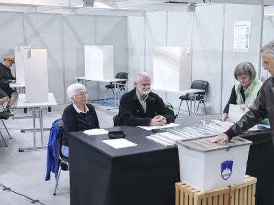 - 07.05. 2025 - predčasne volitve - referendum - voli&scaron;če Omnia//FOTO: Jaka Gasar