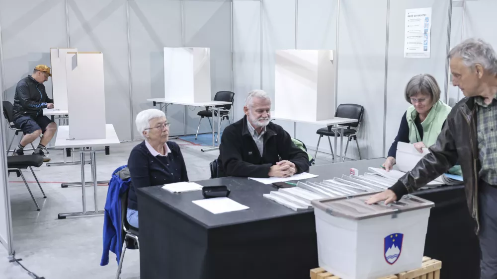 - 07.05. 2025 - predčasne volitve - referendum - voli&scaron;če Omnia//FOTO: Jaka Gasar