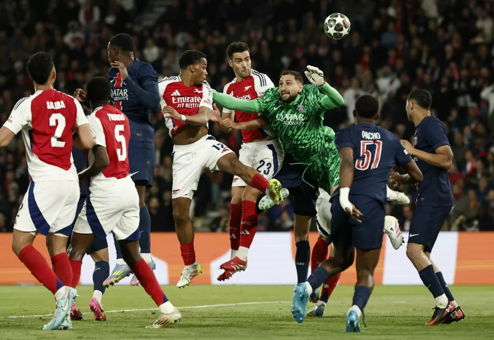 Soccer Football - Champions League - Semi Final - Second Leg - Paris St Germain v Arsenal - Parc des Princes, Paris, France - May 7, 2025 Paris St Germain's Gianluigi Donnarumma in action with Arsenal's Jurrien Timber and Mikel Merino REUTERS/Benoit Tessier