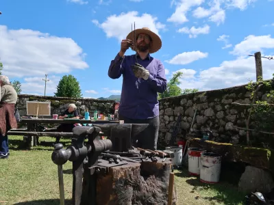 Lokovec, kova&scaron;tvo, oglarstvo, prižig kope miru, oglje, oglarska kopa, oglarjenje / Foto: Nata&scaron;a Bucik Ozebek