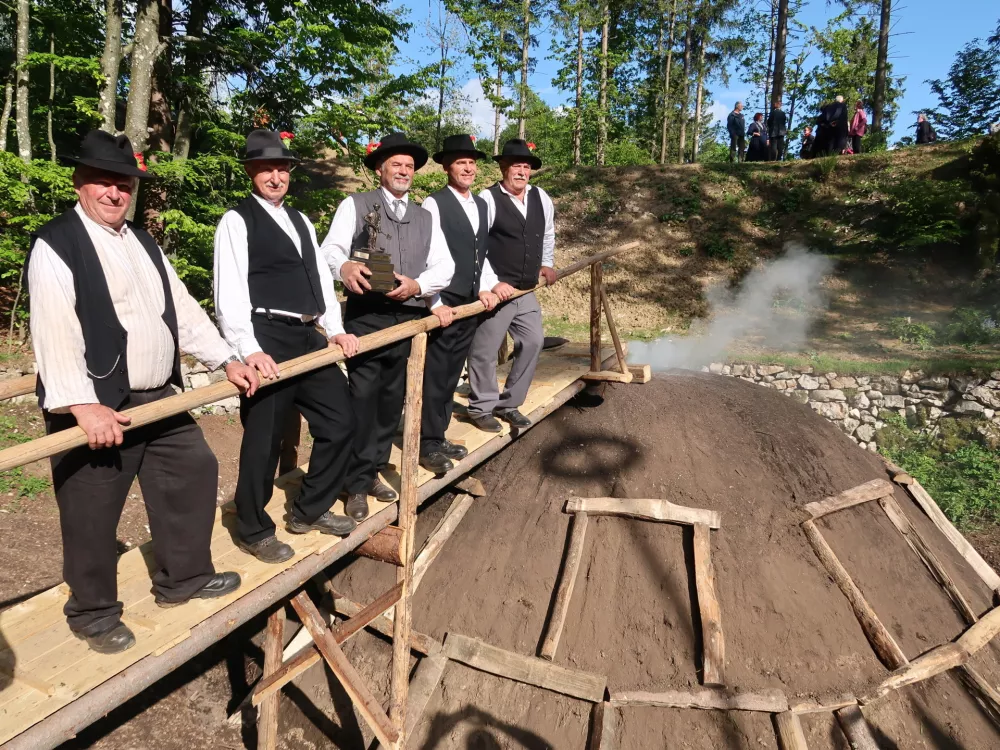 Lokovec, kova&scaron;tvo, oglarstvo, prižig kope miru, oglje, oglarska kopa, oglarjenje / Foto: Nata&scaron;a Bucik Ozebek