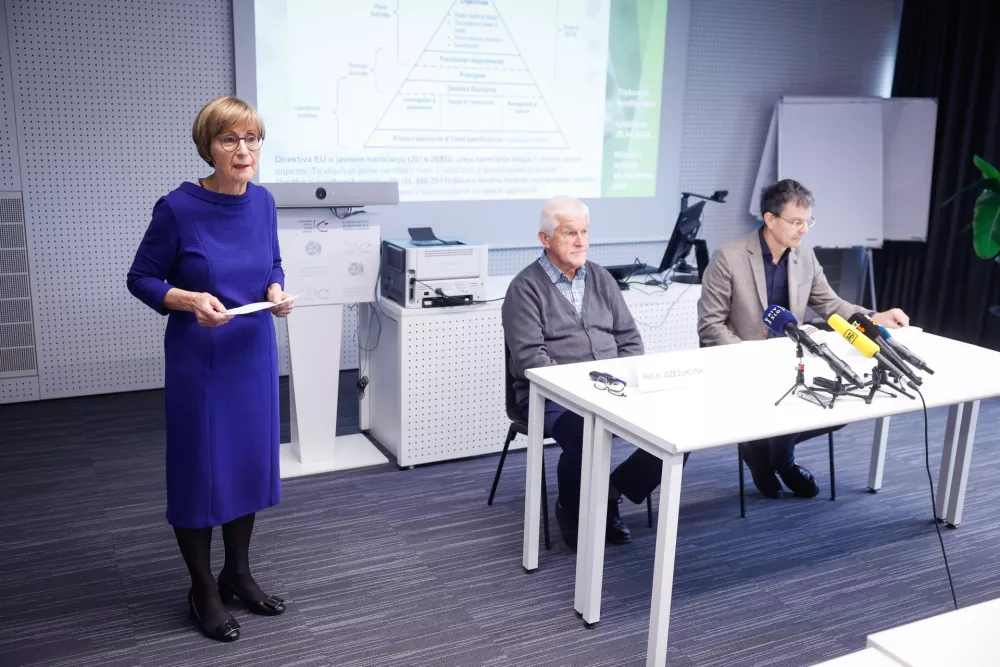 Ljubljana, Klinicni institut za medicino dela, prometa in sporta.Novinarska konferenca, na kateri so predstavili tehnicno oceno stanja projekta kanal C0 in oceno ogrozenosti javnega zdravja zaradi gradnje kanala C0 nad javnim virom pitne vode.Vodja klinicnega instituta za medicino dela, prometa in sporta Metoda Dodic Fikfak, strojni inzenir Joze Duhovnik in zdravnik Miran Brvar. / Foto: Anze Malovrh/sta