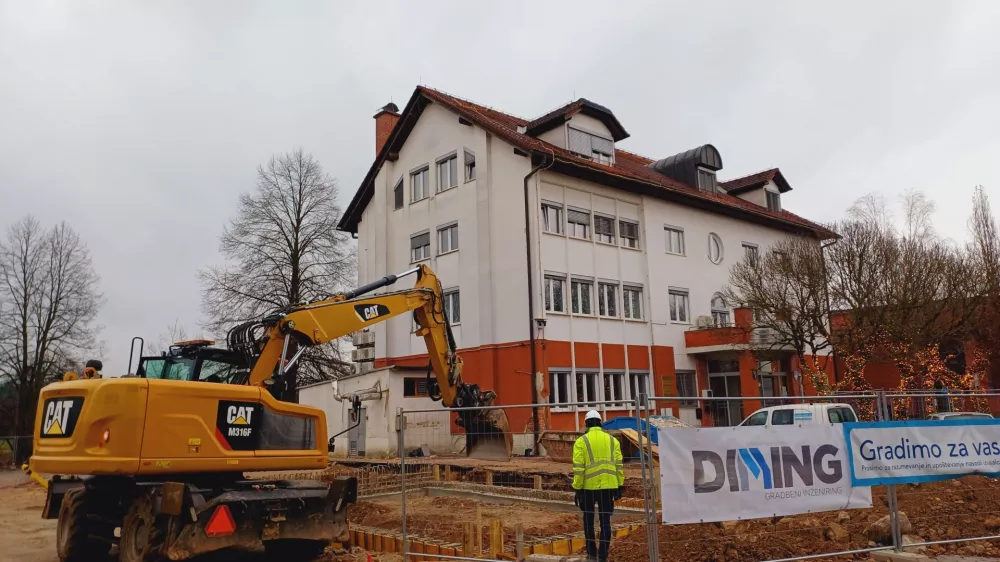 Prenova v poplavah uničene občinske zgradbe, v kateri je deloval krajevni urad, naj bi bila končana do konca poletja. Foto:&nbsp;Tina Jereb