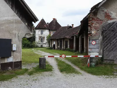 Trenutno so stro&scaron;ki obnove dotrajanega gradu Bokalce ocenjeni na &scaron;tiri milijone evrov. Foto: Bojan Velikonja
