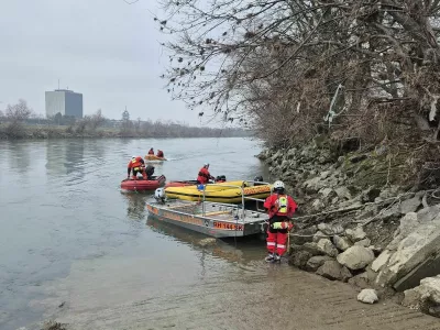 Re&scaron;evalne službe že peti dan v ledeno mrzli Savi i&scaron;čejo kakr&scaron;nokoli sled za triletno deklico, ki naj bi jol v sredo v reko vrgla njena mama. 