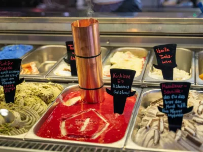 07 May 2025, Bavaria, Munich: In the Munich ice cream parlor "Der verr&uuml;ckte Eismacher - im Wunderland", the ice cream counter features the "Conclave ice cream" variety with a small chimney with incense and a tiara, the well-known papal headdress, painted into the ice cream. Photo: Leonie Asendorpf/dpa,Image: 996185861, License: Rights-managed, Restrictions: GERMANY OUT, Model Release: no