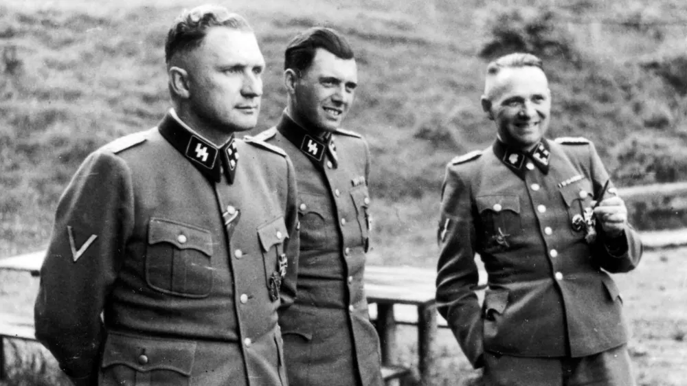 2SXX7NG AUSCHWITZ SS officers in the ground of the "Solahutte" an SS house near the concentration rudolf hoss,camp. From left: Richard Bayer camp Commandant,, Josef Mengele and former camp Commandant Rudolf Hoss in 1944Foto: Reuters/Alamy