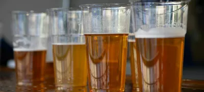 več kozarcev piva, pivo