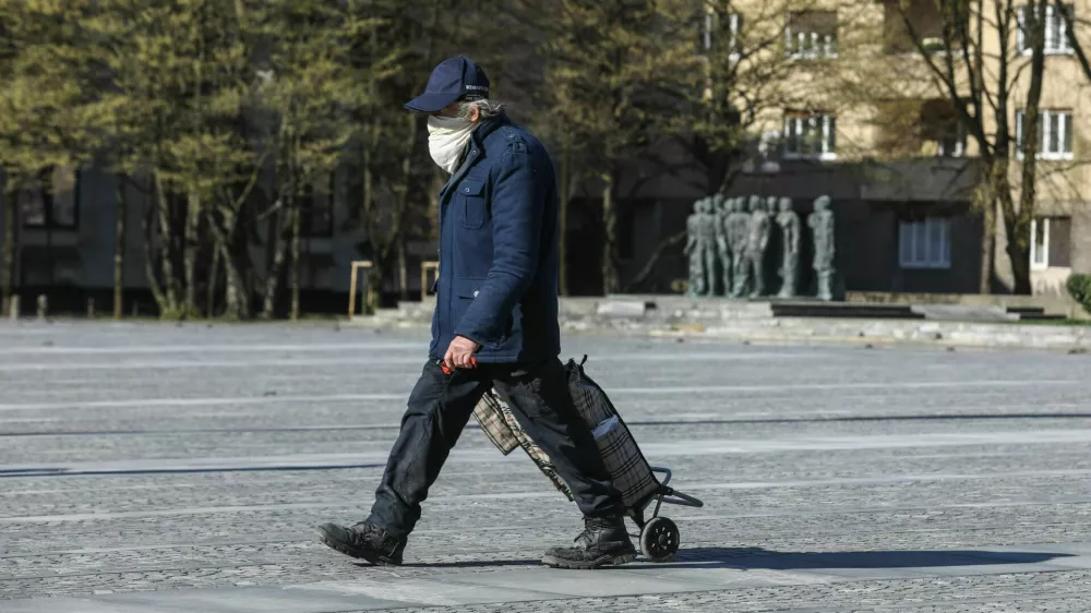  ukrep obvezna uporaba začitnih mask v zaprtih javnih prostorih  začitne maske - upokojenec- 02.04.2020 - Koronavirus COVID-19 v Sloveniji - epidemija  poostreni ukrepi vlade za preprečevanje irjenja okub s koronavirusom - ustavljeno javno in druabno ivljenje  samoizolacija //FOTO: Luka Cjuha.