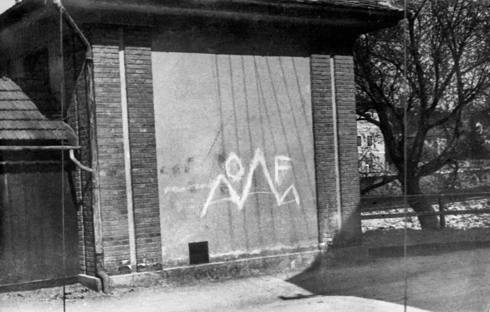 Neznani avtor, Napis Osvobodilne fronte (OF) v Trnovem, Ljubljana, 15. maj 1942. Zbirka Tekoče gradivo, črno-beli negativ, reprodukcija, leica, inv. &scaron;t.: 1280/15. / Foto: Muzej Nz
