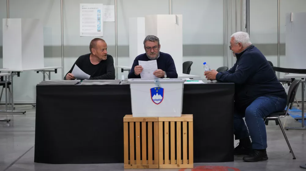 Ljubljana, Hala Tivoli.Predcasno glasovanje na zakonodajnem referendumu.