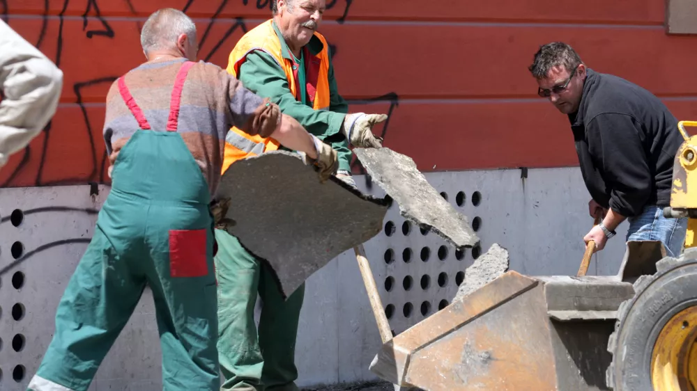 &Scaron;tevilni fizični delavci, starej&scaron;i od 50 let, imajo uničeno zdravje in so praktično nezaposljivi, opozarjajo v Delavski svetovalnici. Fotografija je simbolična. Foto: Luka Cjuha&nbsp;