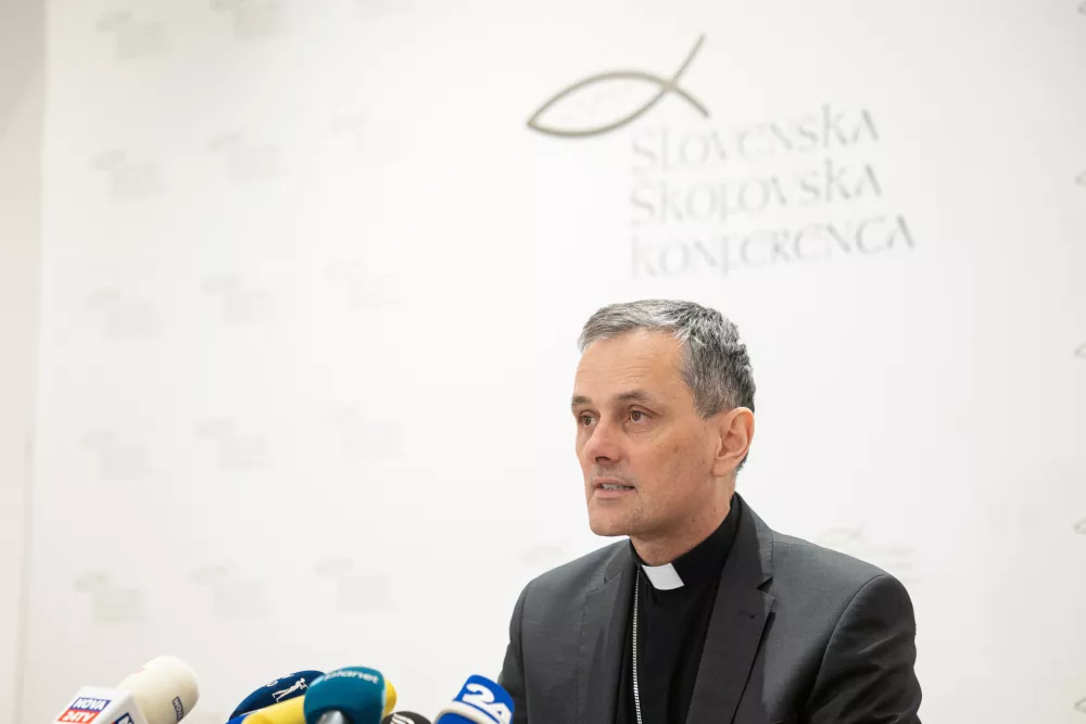 Ljubljana, Galerija Druzina.Novinarska konferenca Slovenske skofovske konference (SSK) ob izvolitvi papeza Leona XIV.Predsednik SSK, novomeski skof Andrej Saje.