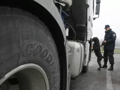 Policija - pregled vozil - pes izurjen za odkrivanje eksplozivnih sredstev, ljudi in mamil- Slovenija v schengenskem prostoru eno leto - ob prvi obletnici vstopa RS v schengenski prostor so policistke in policisti Specializirane enote za nadzor državne meje opravljali redne naloge.na počivali&scaron;če Barje na ljubljanski obvoznici,. ///FOTO: Bojan VelikonjaOPOMBA: ZA OBJAVO V ČASOPISU DNEVNIK