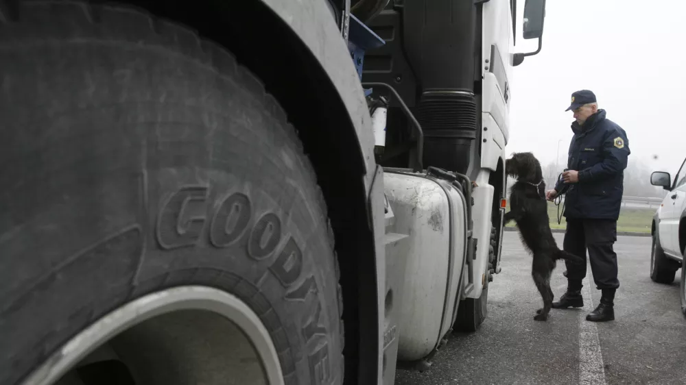 Policija - pregled vozil - pes izurjen za odkrivanje eksplozivnih sredstev, ljudi in mamil- Slovenija v schengenskem prostoru eno leto - ob prvi obletnici vstopa RS v schengenski prostor so policistke in policisti Specializirane enote za nadzor državne meje opravljali redne naloge.na počivali&scaron;če Barje na ljubljanski obvoznici,. ///FOTO: Bojan VelikonjaOPOMBA: ZA OBJAVO V ČASOPISU DNEVNIK