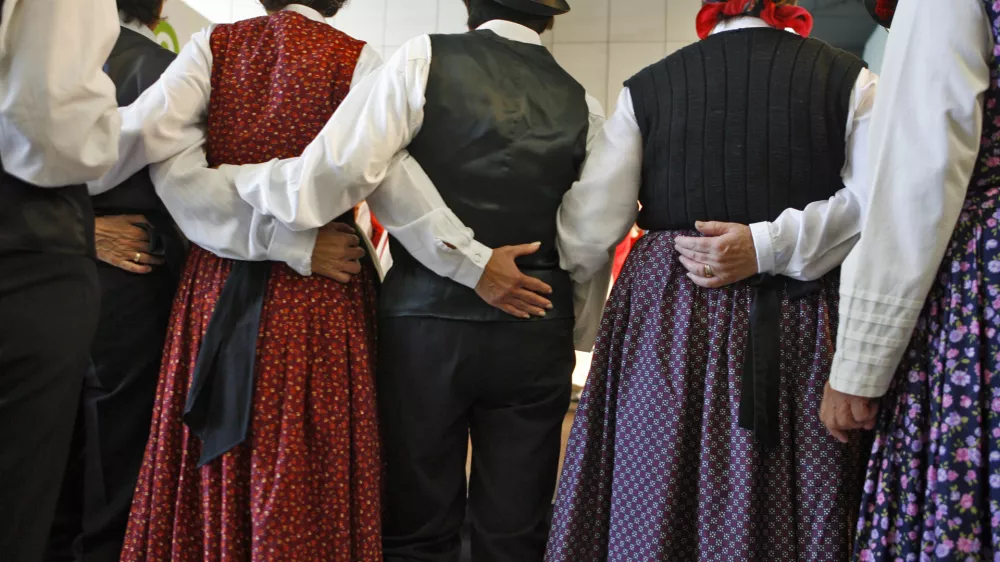 narodna no&scaron;a - folklora - ples- 12. festival za tretje življenjsko obdobje 2012 - Evropski dan aktivnih starostnikov - starostniki - starej&scaron;i občani - upokojenci //FOTO: Bojan Velikonja