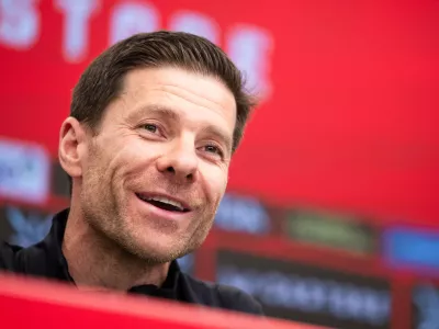 09 May 2025, North Rhine-Westphalia, Leverkusen: Bayer Leverkusen coach Xabi Alonso speaks during a press conference ahead of the German Bundesliga soccer match against Borussia Dortmund. Photo: Marius Becker/dpa