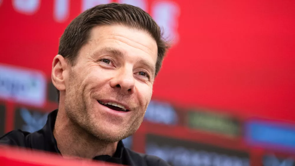 09 May 2025, North Rhine-Westphalia, Leverkusen: Bayer Leverkusen coach Xabi Alonso speaks during a press conference ahead of the German Bundesliga soccer match against Borussia Dortmund. Photo: Marius Becker/dpa