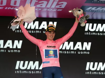 Mads Pedersen je prvi kolesar 108. dirke po Italiji, ki je oblekel rožnato majico. Foto: Reuters