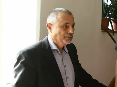 Peter Jambrek, sociolog in pravnik

Z Ribičičem pragmatično ugotavljava, da je za oboje &scaron;e najbolj sprejemljiv kombinirani volilni sistem.