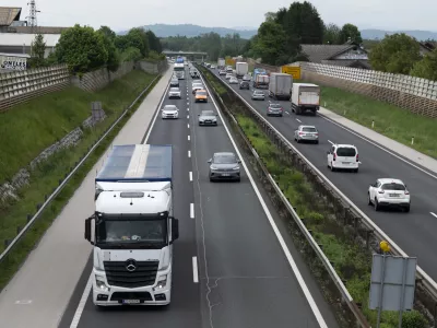 Na raz&scaron;iritev &scaron;tajerske in zlasti primorske vpadnice pred Ljubljano v &scaron;estpasovnico bomo &ndash; v zastojih &ndash; čakali precej dlje od predvidenega. Foto: Nik Erik Neubauer