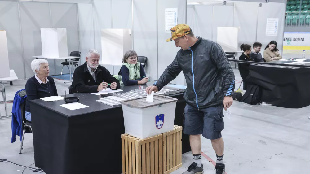 - 07.05. 2025 - predčasne volitve - referendum - voli&scaron;če Omnia//FOTO: Jaka Gasar