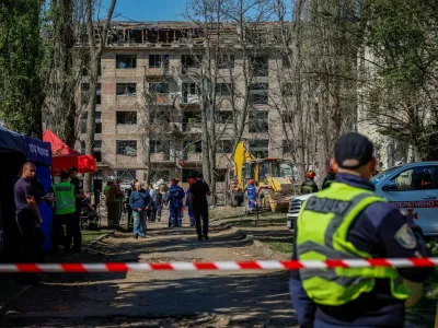 A general view shows the site of a Russian missile strike on a residential area where multiple children and adults were killed, amid Russia's attack on Ukraine, in Kyiv, Ukraine, April 25, 2025. REUTERS/Alina Smutko