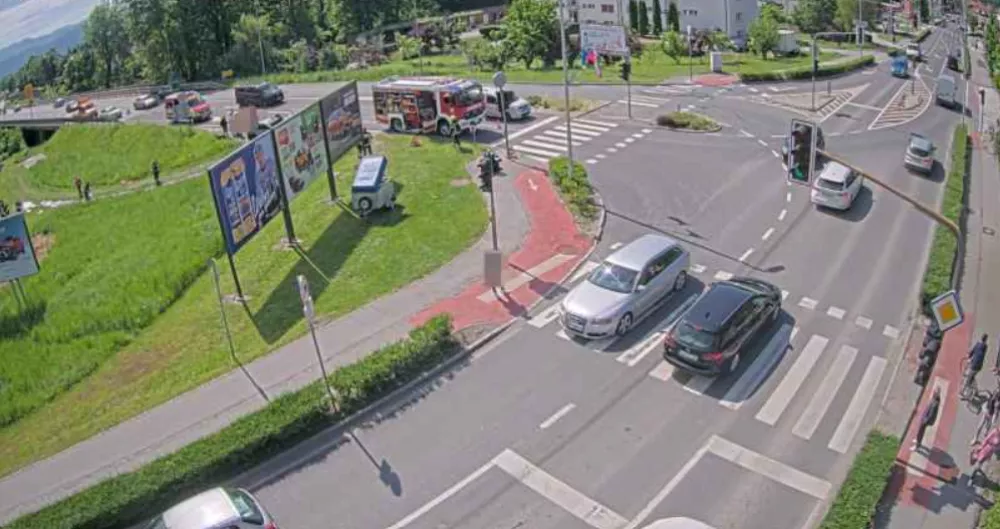 Na kraju sta gasilsko in re&scaron;evalno vozilo. Vir: promet.si