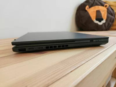 Zaradi dveh zaslonov in odstranljive tipkovnice je zenbook duo malenkost debelej&scaron;i od drugih prenosnikov.