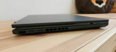 Zaradi dveh zaslonov in odstranljive tipkovnice je zenbook duo malenkost debelejši od drugih prenosnikov.