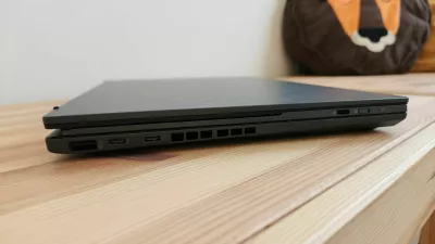 Zaradi dveh zaslonov in odstranljive tipkovnice je zenbook duo malenkost debelej&scaron;i od drugih prenosnikov.