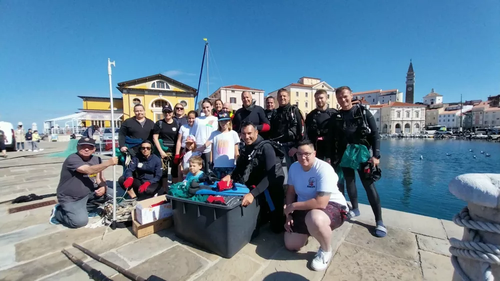 Zbrana ekipa, ki je v mandraču dobre tri ure čistila morsko dno. Foto: Vesna Levičnik