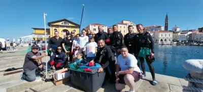 Zbrana ekipa, ki je v mandraču dobre tri ure čistila morsko dno. Foto: Vesna Levičnik