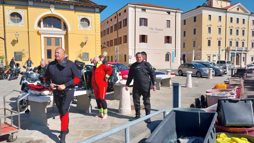Malo po 9. uri zjutraj so se v piranskem mandraču začeli zbirati gasilci in potapljači. Foto: Vesna Levičnik