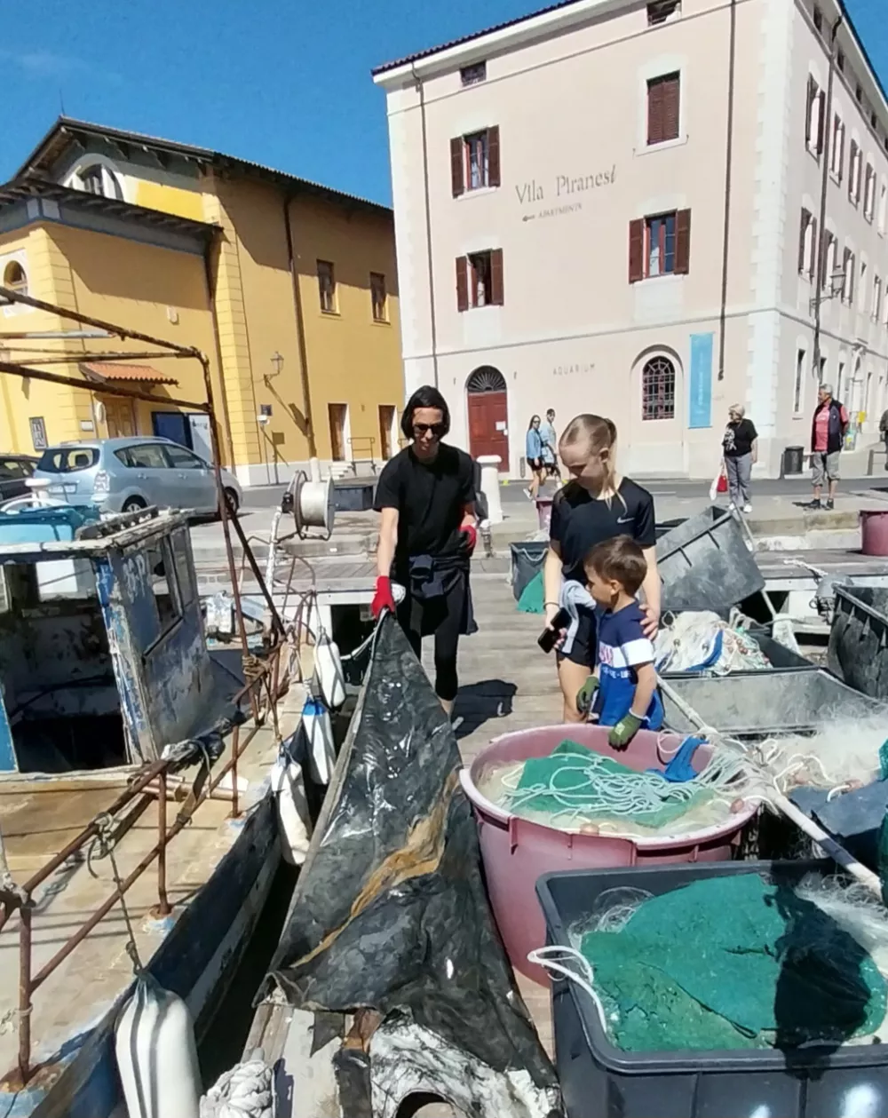 Iz morja so potegnili tudi ponjavo. Foto: Vesna Levičnik