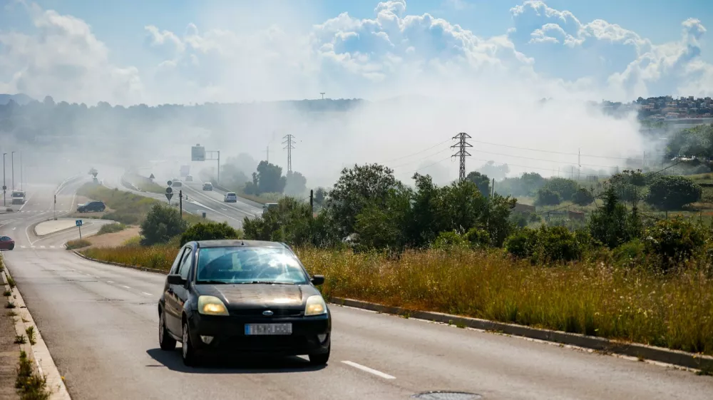 Strupeni oblak nad mestom Vilanova i la Geltr&uacute; pri Barceloni. Foto: Profimedia