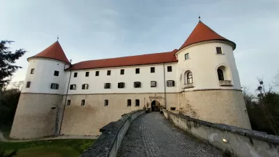 Za zidovi gradu Mokrice se nahaja restavracija 1444 z mlado in zagnano ekipo v kuhinji. 