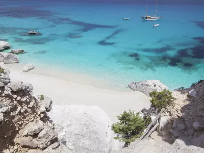 Plaža Cala Goloritz&eacute; je uvedla omejitev &scaron;tevila dnevnih dovoljenj za obiskovalce, dostop do nje pa je mogoč le s čolnom, ki mora biti privezan 200 metrov od obale. F Istock