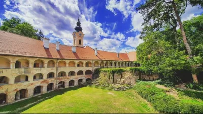 Grad na Goričkem je prava posebnost, saj nas najprej preseneti nenavadna oblika notranjega dvori&scaron;ča z vi&scaron;jim zahodnim in nižjim vzhodnim nivojem, kar je posledica oblike grajskega hriba. F Krajinski park Goričko